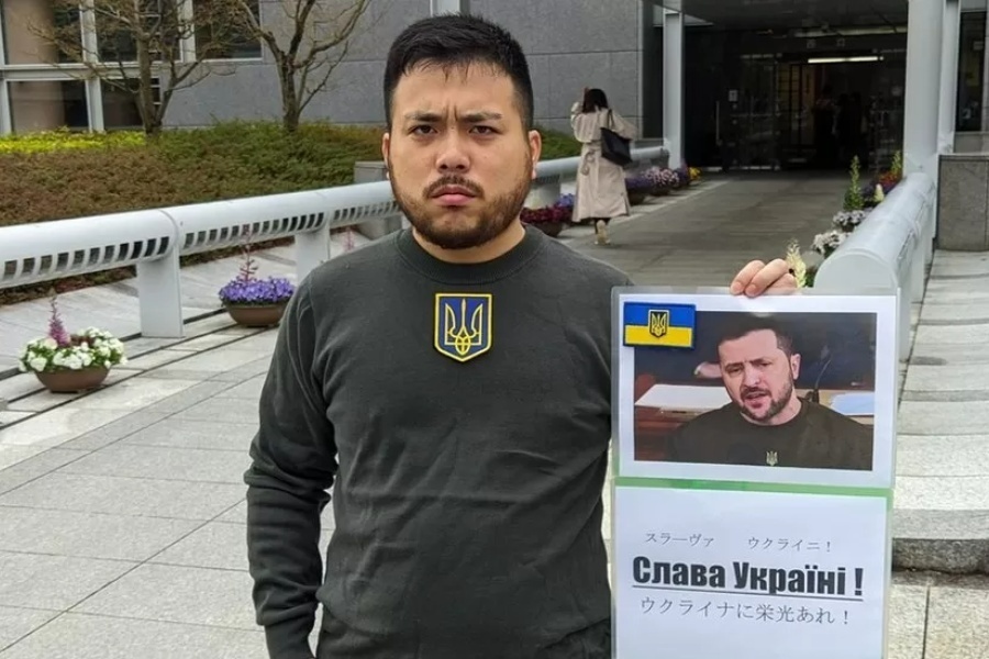 युक्रेनी राष्ट्रपतिको हुलियामा दीक्षान्त समारोहमा पुगे एक विद्यार्थी