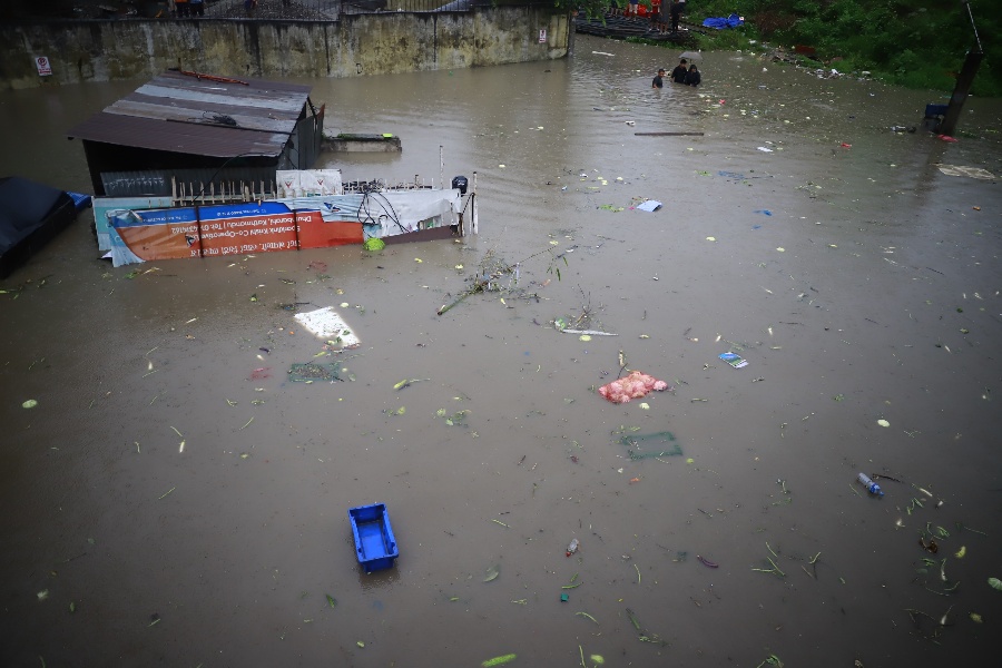 भारी वर्षाले काठमाडौँका धेरै ठाउँ जलमग्न सडकमा खोला पार्टी मुख्यालय पनि डुबानमा