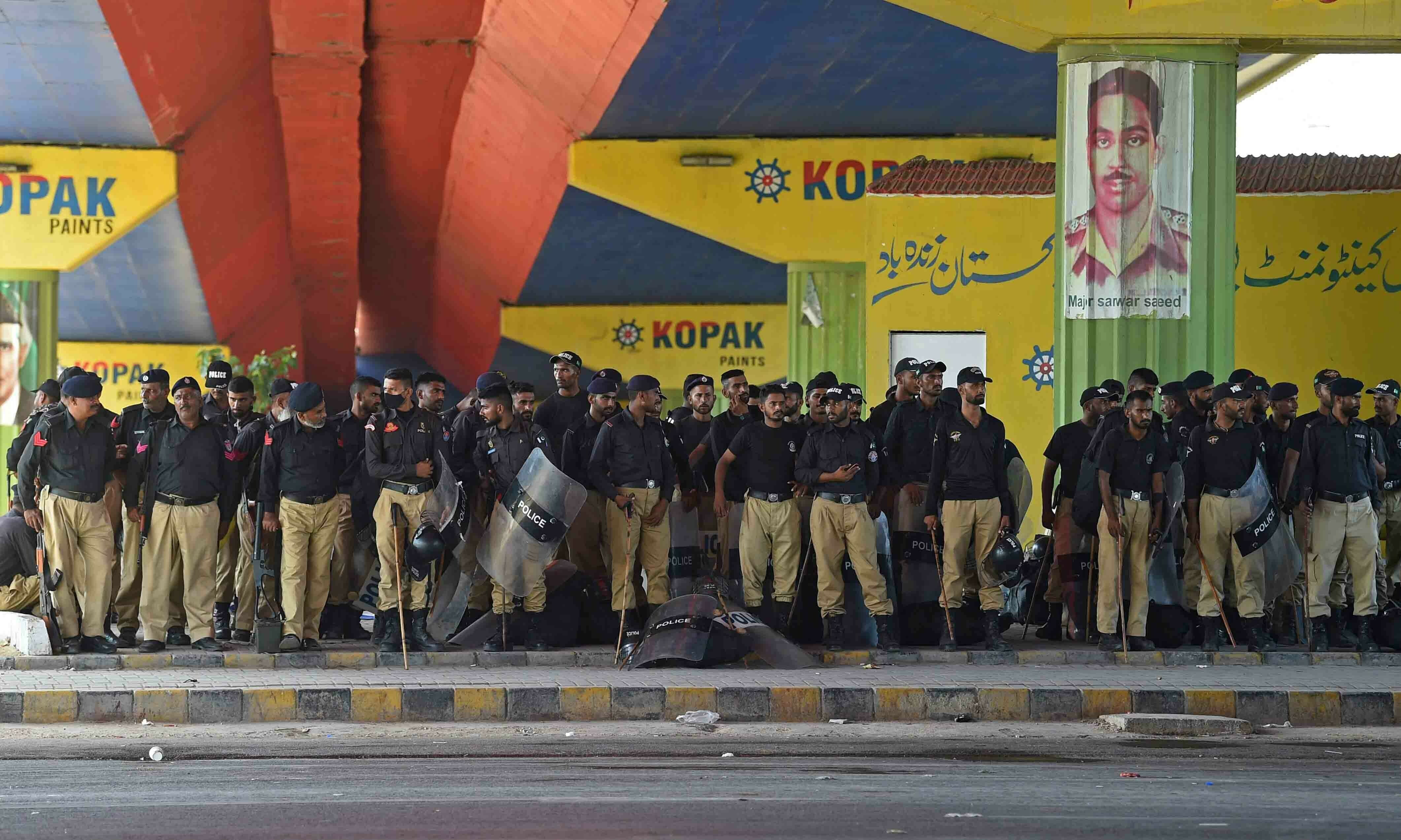 इमरान खान पक्राउपछि पाकिस्तानमा चर्कियो प्रदर्शन करीब हजार प्रदर्शनकारी पक्राउ
