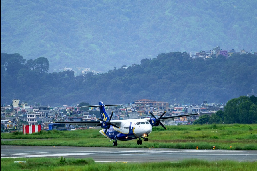 काठमाडौँबाट सुर्खेत उडेको बुद्ध एयरको जहाजमा समस्या फर्काएर काठमाडौँ अवतरण   
