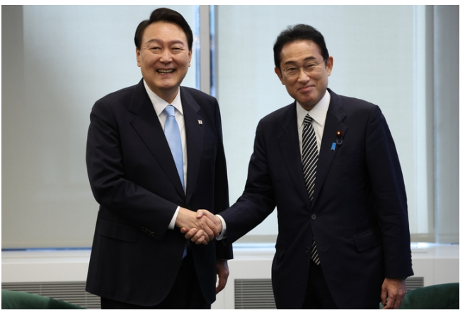 ‍दक्षिण कोरियाली राष्ट्रपति र जापानी प्रधानमन्त्रीबीच भेटवार्ता तनावपूर्ण सम्बन्ध सुधारको प्रयास