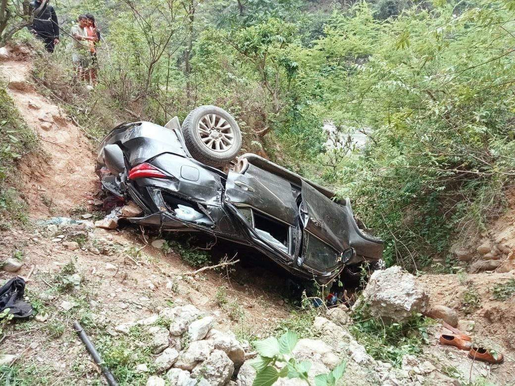 गाडी दुर्घटनामा सुदूरपश्चिमका मन्त्री सिंहकी पत्नीसहित दुईको मृत्यु तीन जनालाई कोहलपुर लगियो