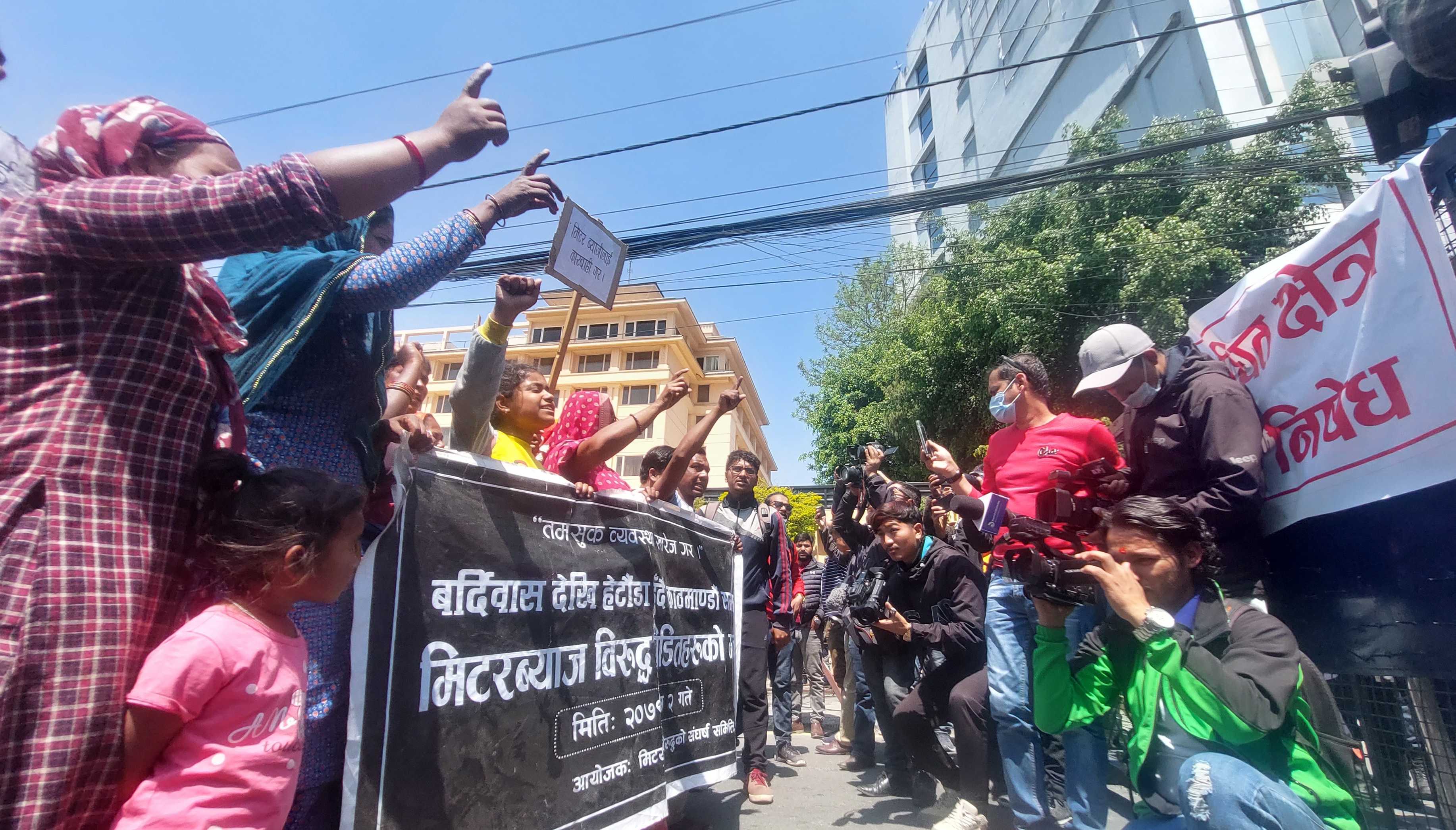 मिटरब्याज पीडितलाई घर फर्काउने हतारोमा सरकार पीडितको अडान– स्थायी समाधानबिना काठमाडौँ छाड्दैनौँ