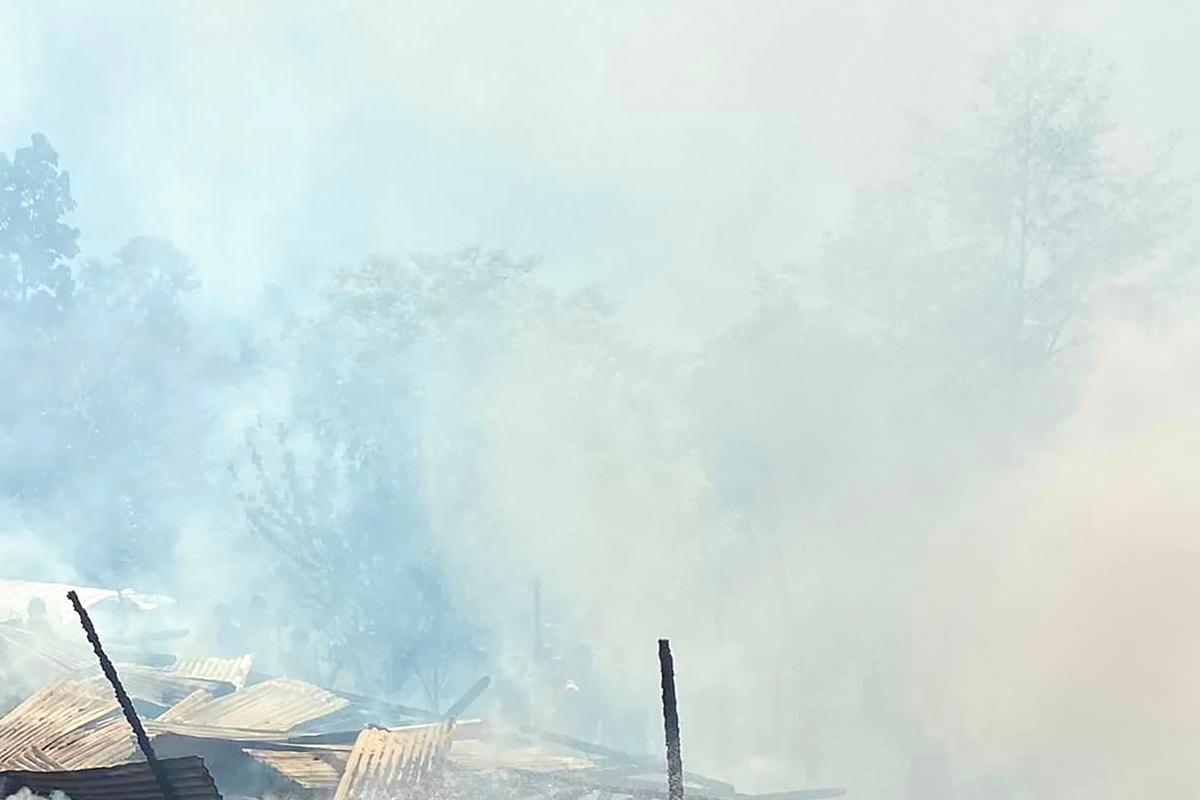 जंगलमा लागेको डढेलो बस्तीमा फैलिँदा सोलुखुम्बुमा ५ घर जले