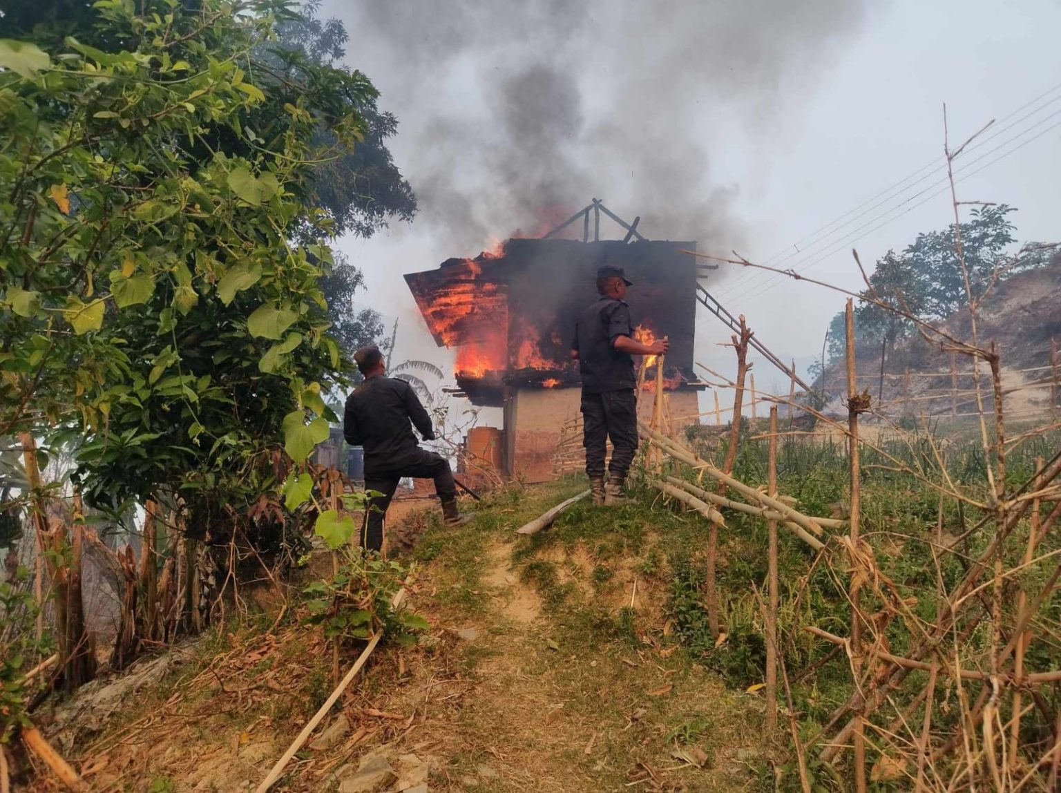 सोलुखुम्बुमा वनको डढेलो गाउँमा सल्किँदा १० घर जले