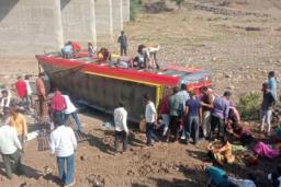 भारतको मध्यप्रदेशमा पुलबाट बस खस्दा १५ जनाको मृत्यु