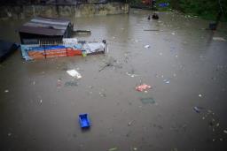 भारी वर्षाले काठमाडौँका धेरै ठाउँ जलमग्न: सडकमा खोला, पार्टी मुख्यालय पनि डुबानमा