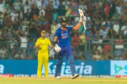 अस्ट्रेलियाविरुद्धको पहिलो एकदिवसीयमा भारत ५ विकेटले विजयी