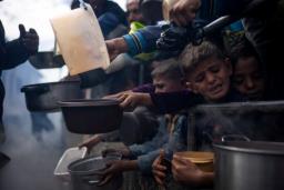 गाजामा  खाद्य सहायता पर्खिरहेका प्यालेस्टिनीमाथि इजरायली बम आक्रमण, १०४ जनाको मृत्यु