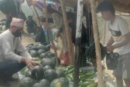 खरबुजाबाट घरखर्च: बगरमा खेती, राजमार्गमा बिक्री