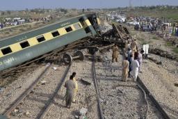 पाकिस्तानमा रेल दुर्घटना हुँदा २८ जनाको मृत्यु