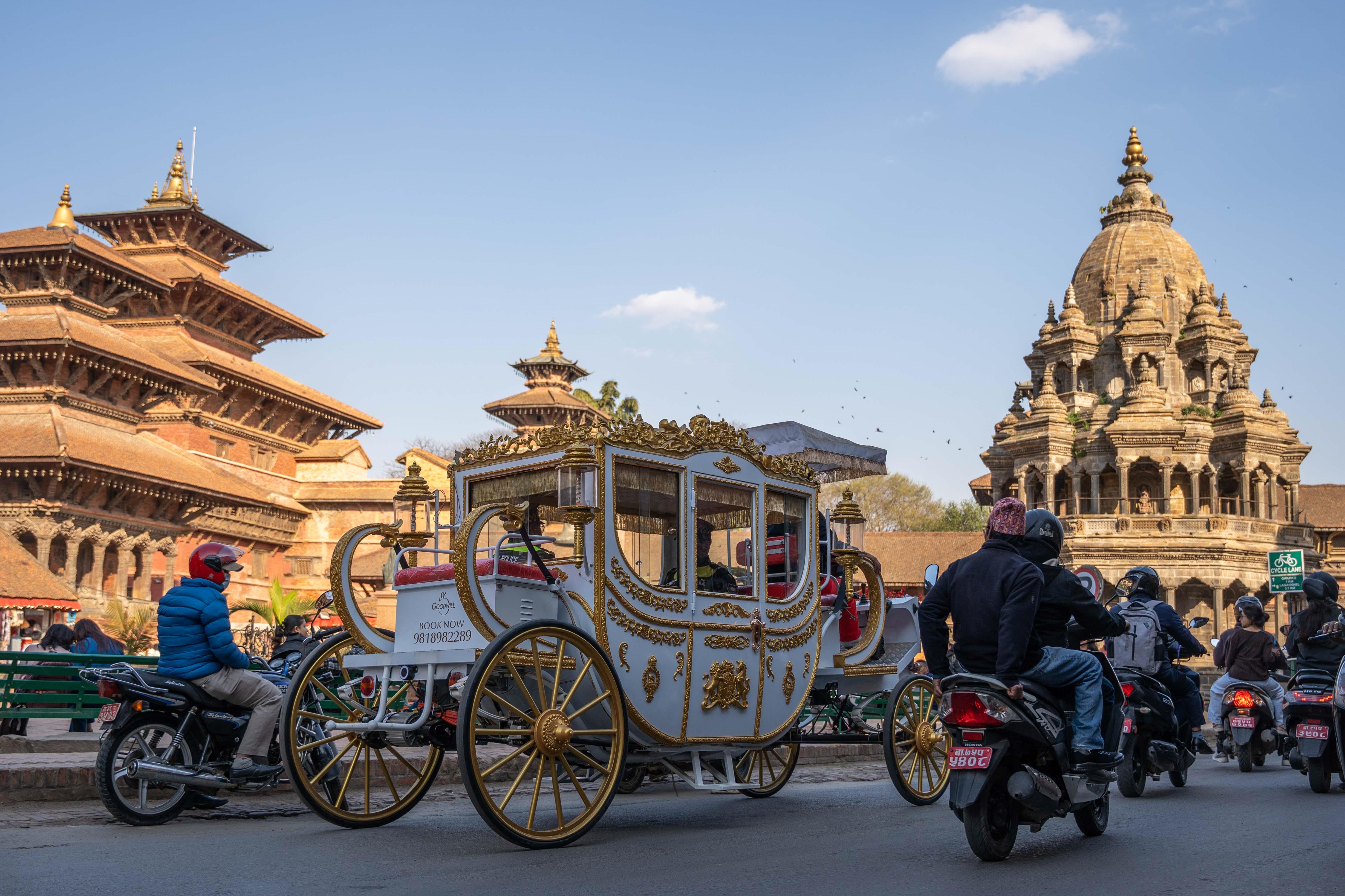 ‘ई–बग्गी’ चढेर पाटन भ्रमण 