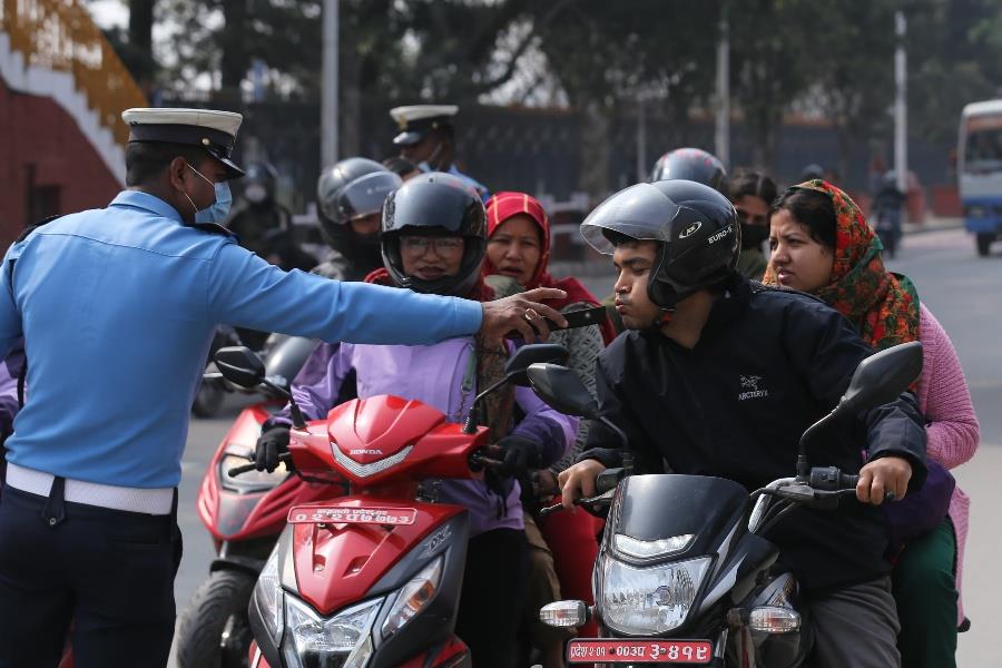 काठमाडौँ उपत्यकामा ट्राफिक चेकिङमा कडाइ
