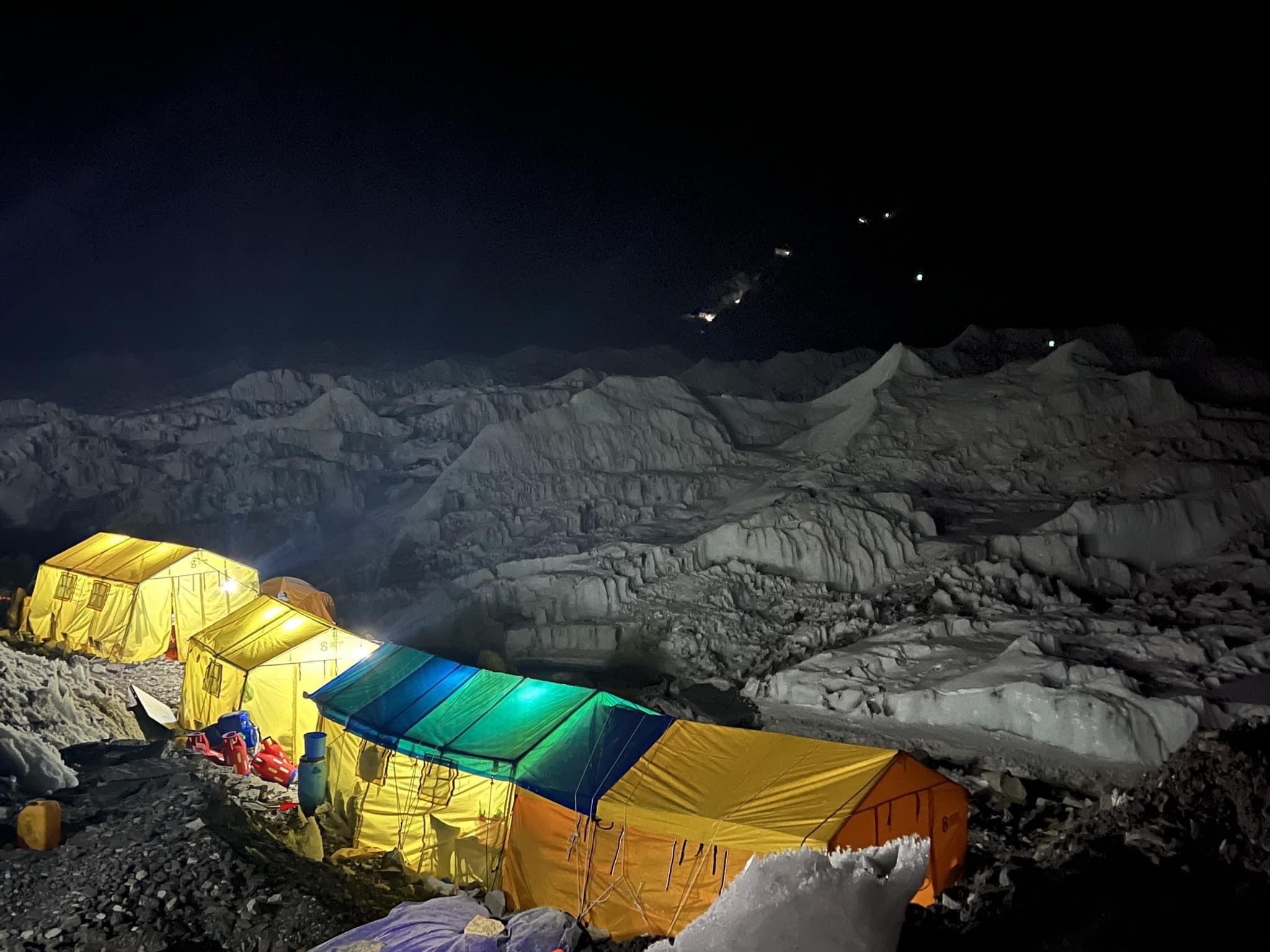 सगरमाथा, ल्होत्से र नुत्से हिमालको आधारशिविरमा आरोहीहरू