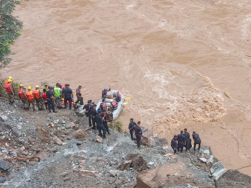 त्रिशूलीमा बेपत्ता बस र यात्रुको खोजी जारी
