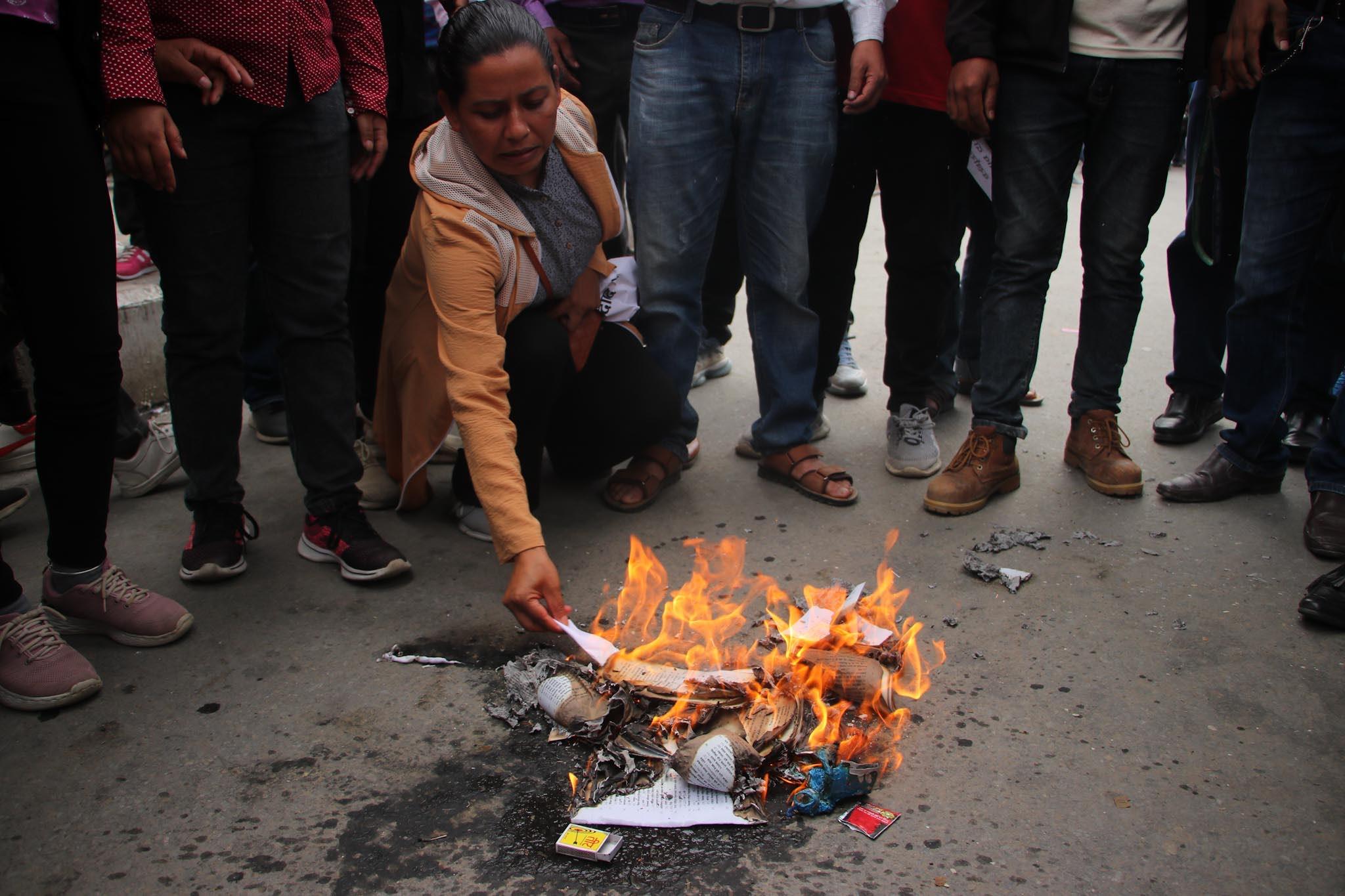 किताब जलाएर विरोध