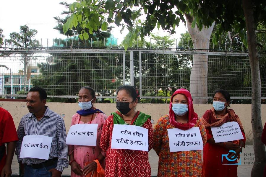 ‘गरिबको चमेली’ गीत गाउँदै राष्ट्रिय सभागृह अगाडि प्रदर्शन