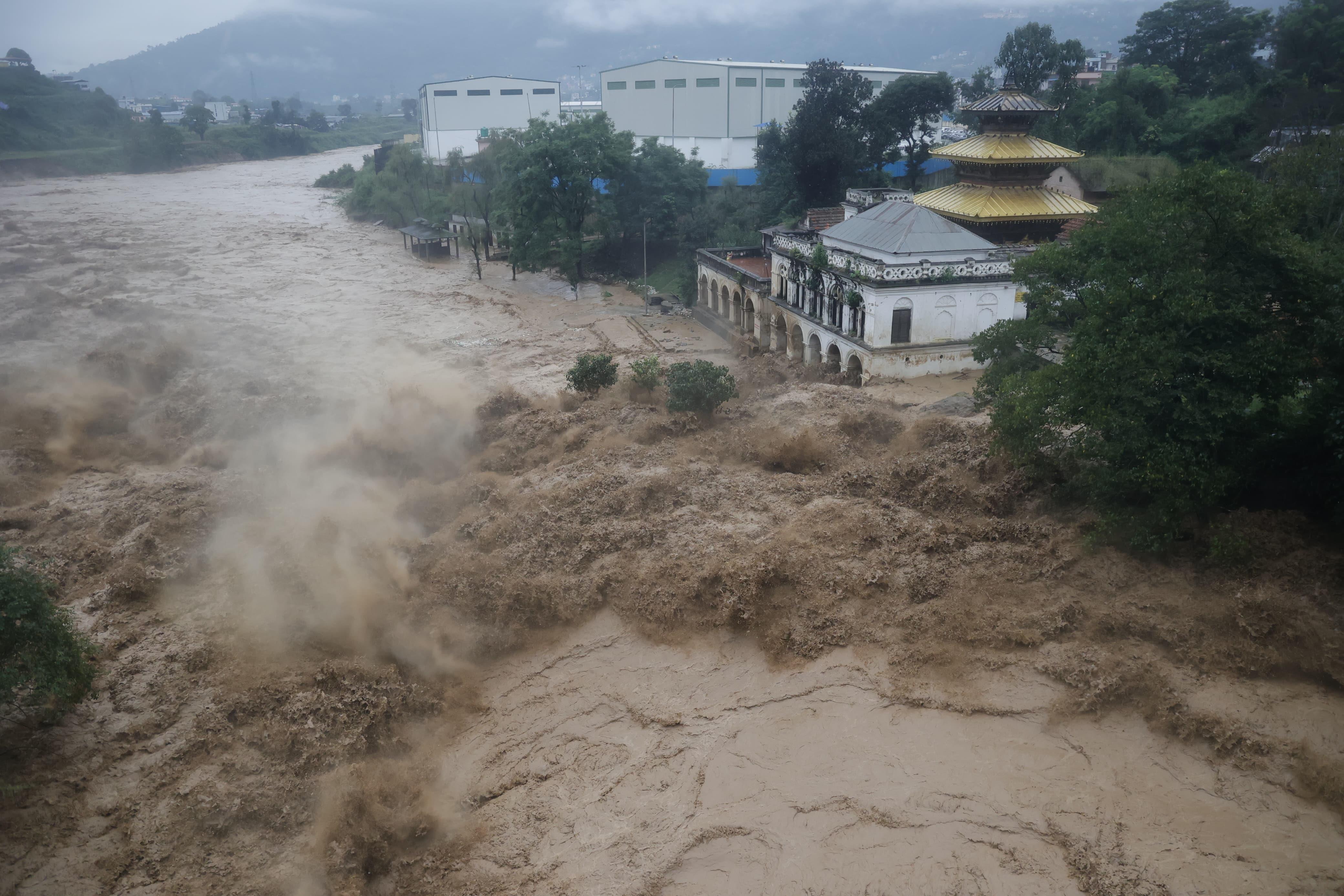 चोभारमा उर्लिएको बागमती
