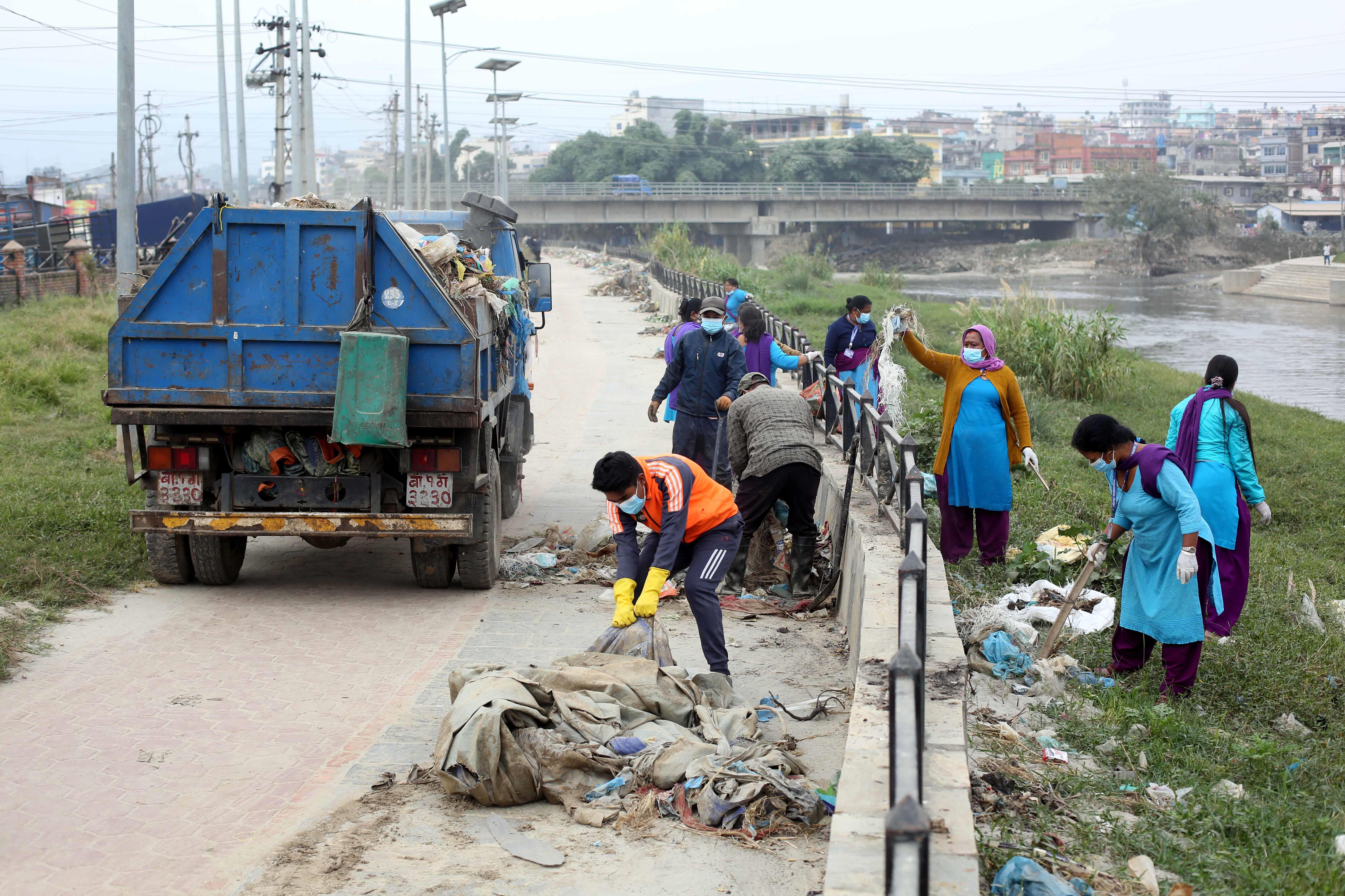 ललितपुरमा बाढीले ल्याएको फोहोर सफाइ