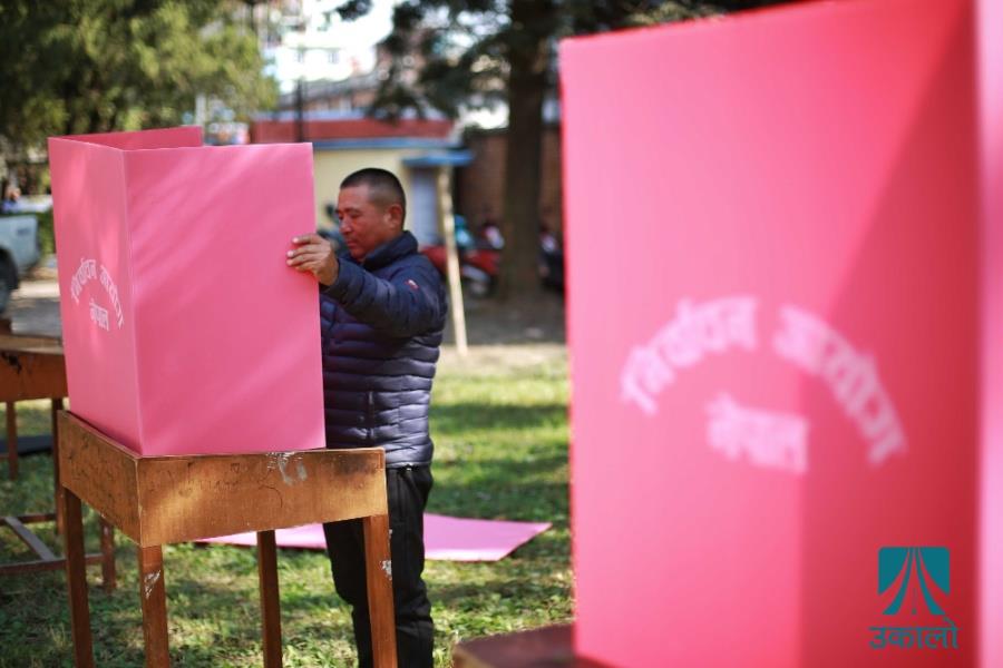 धमाधम बनाइँदै मतदान केन्द्र