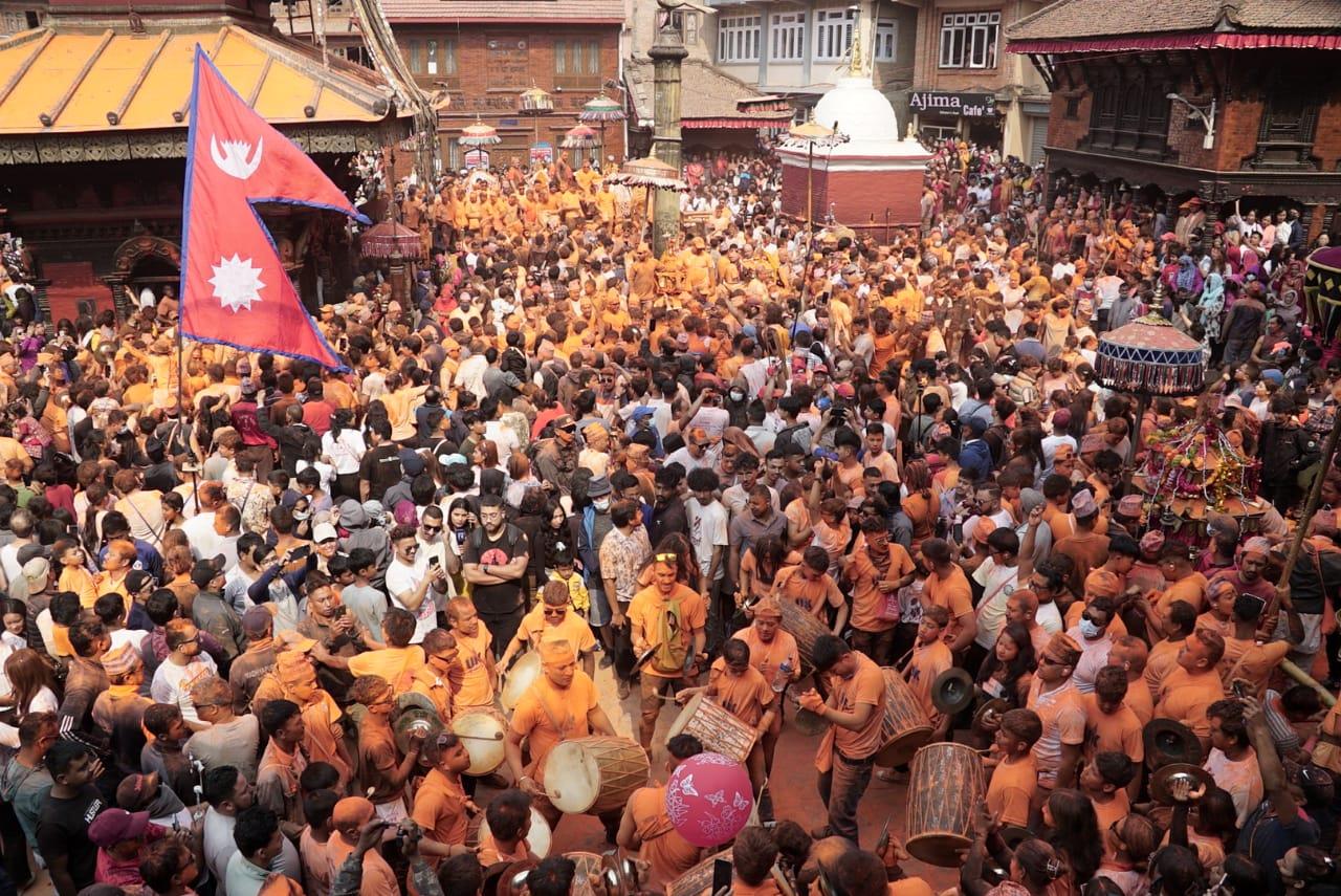 सिन्दूर जात्रामा रंगियो मध्यपुरथिमी