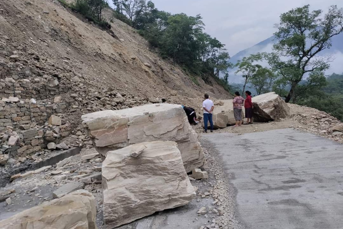 अक्टोपस झरनामा पानीको बहाव बढेपछि बेँसीसहर–चामे सडक अवरुद्ध