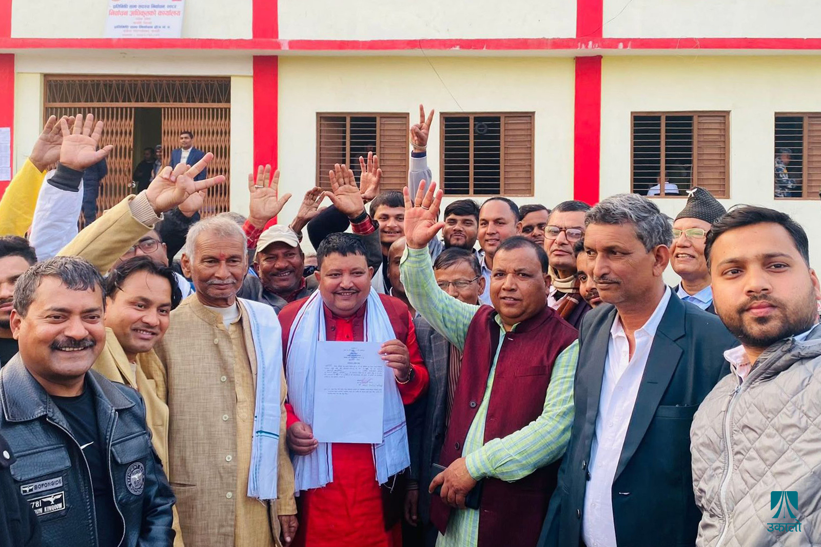 गगन थापाको वारिसनामा लिएका वीरेन्द्र सिंहसँग अन्य नेता तथा कार्यकर्ता।