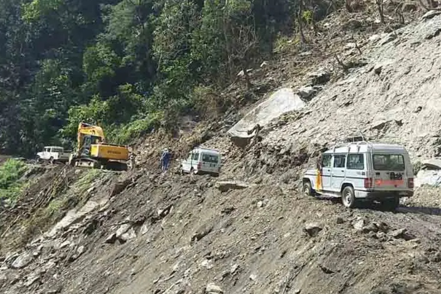 पहिरोले बेँसीसहर–चामे सडक अवरुद्ध