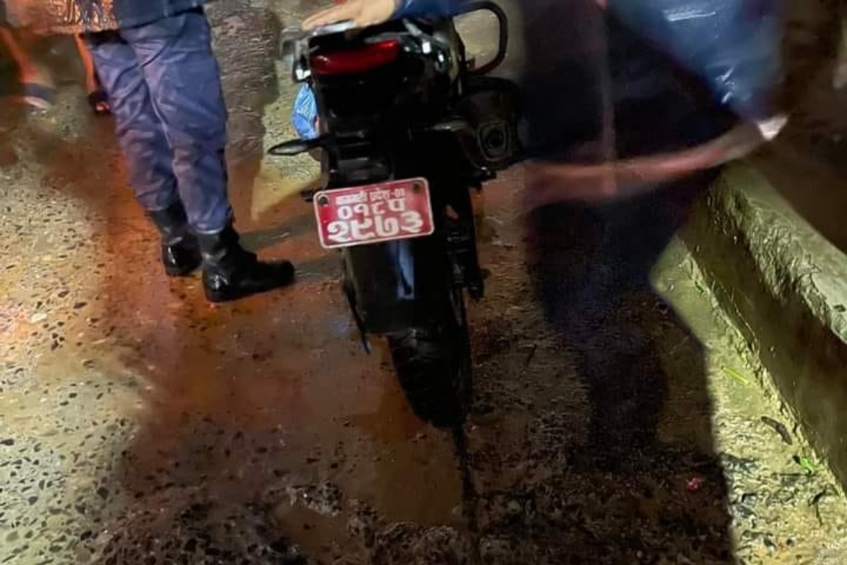 वनस्थलीमा खोलाले बगाउँदा मोटरसाइकल चालक बेपत्ता