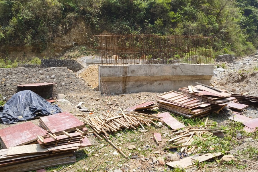 वडाध्यक्षले सामान चोरेको भन्दै ठेकेदारले रोके पुल निर्माण