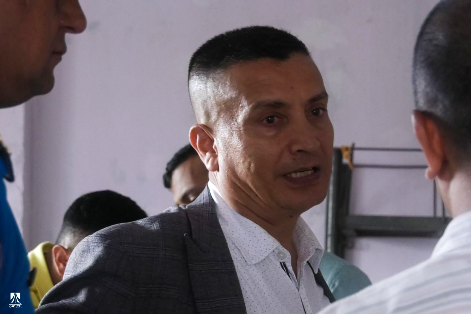 ट्राफिक प्रहरीलाई हौसला दिन पुगेका प्रहरी अतिरिक्त महानिरीक्षक दानबहादुर कार्की।