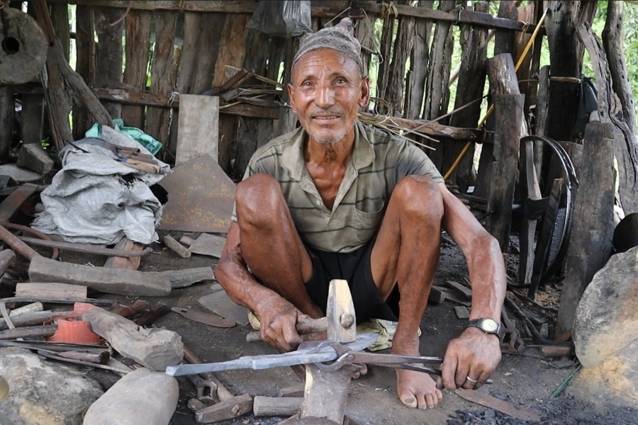 ६ दशकदेखि आरनमा फलाम पिट्दै पदमलाल, भन्छन्– पुर्ख्यौली पेसा छाड्न मन लाग्दैन