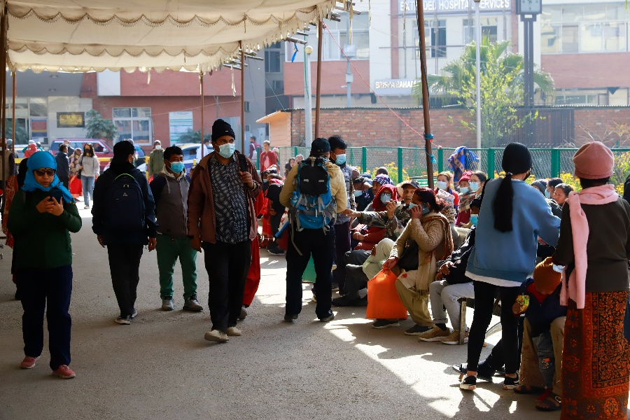 ‘ओपीडी’ बन्द भएपछि बिरामीको बिचल्ली (तस्वीरहरू)