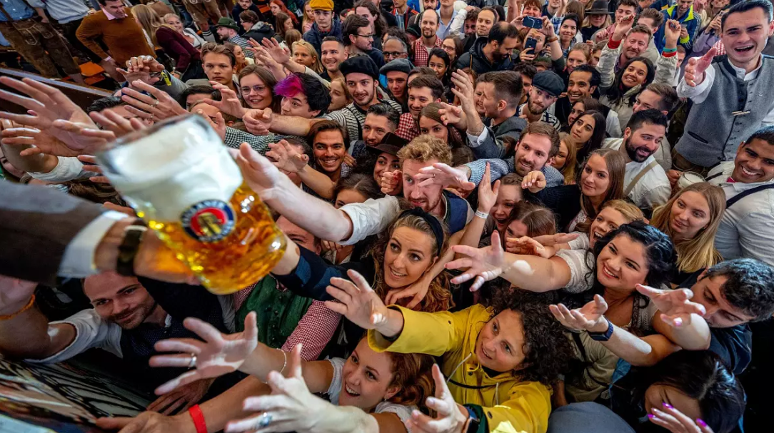 जर्मनीमा विश्वकै ठूलो बियर महोत्सव, अर्थात् अक्टोबरफेस्ट