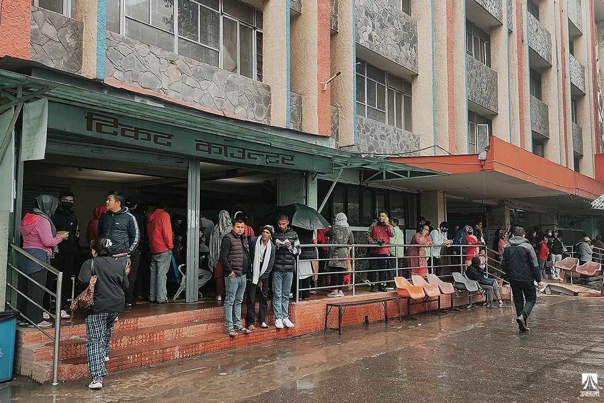 सरकारी अस्पतालका अनलाइन टिकट प्रणालीबारे सेवाग्राहीलाई छैन सूचना