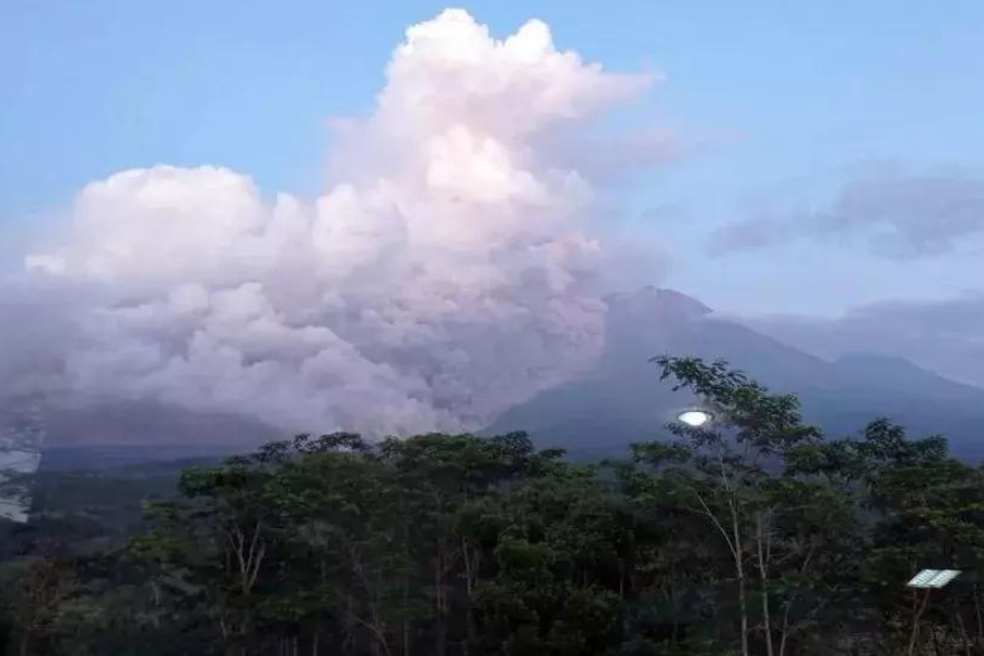 इन्डोनेसियाको जाभा टापुमा ज्वालामुखी विस्फोट