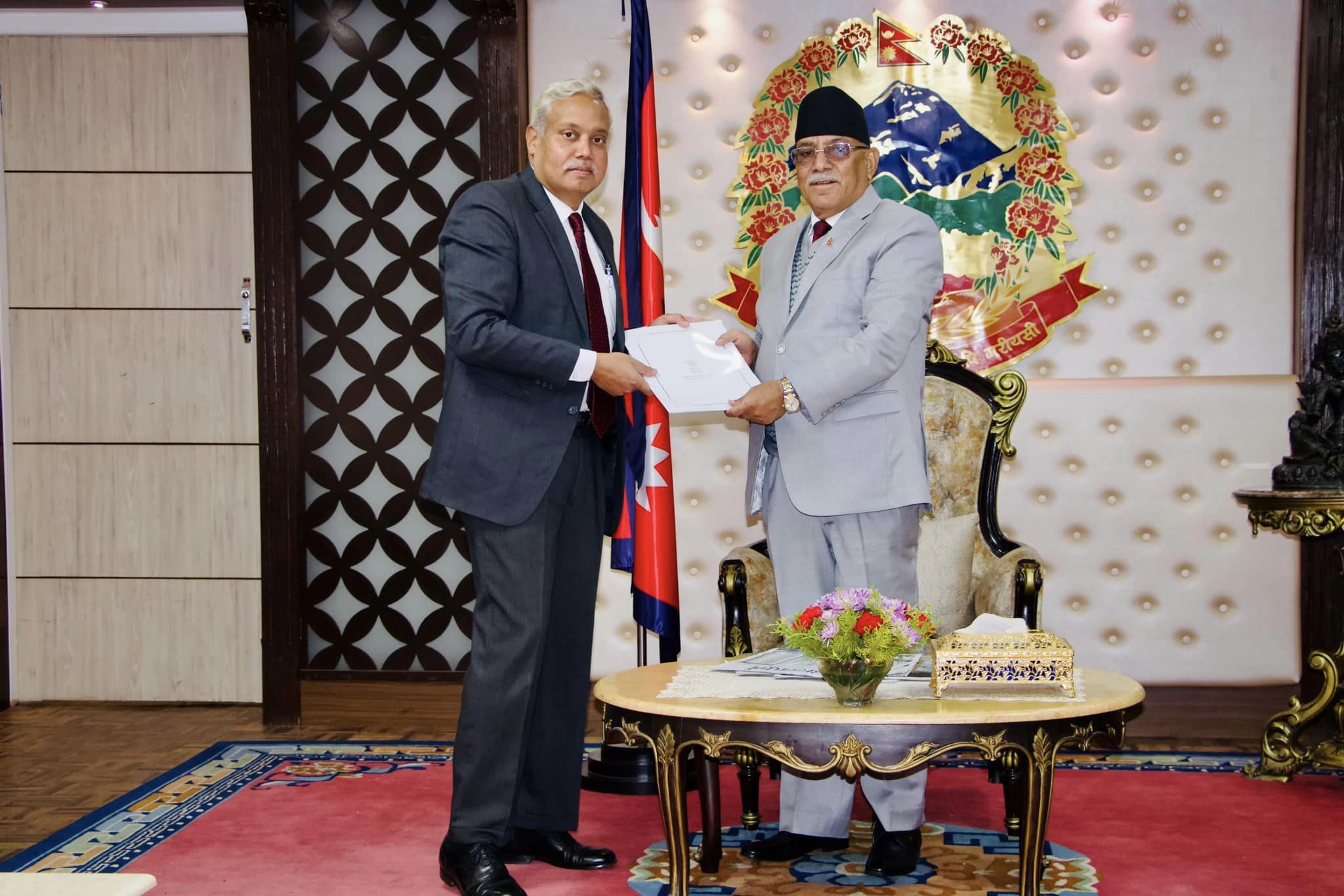 प्रधानमन्त्री दाहाल र भारतीय राजदूत श्रीवास्तवबीच भेटवार्ता