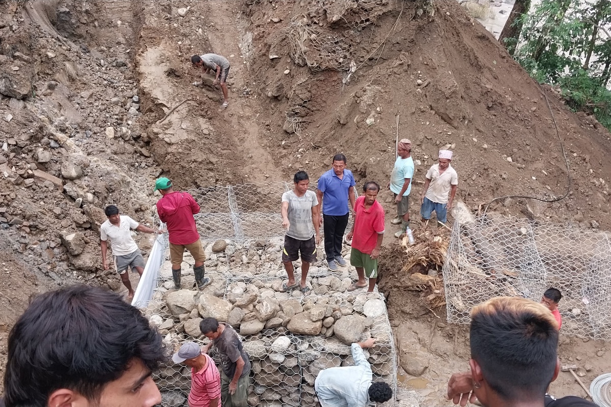 मर्मतका क्रममा पुनः पहिरो खसेपछि मेची राजमार्ग सञ्चालन अनिश्चित