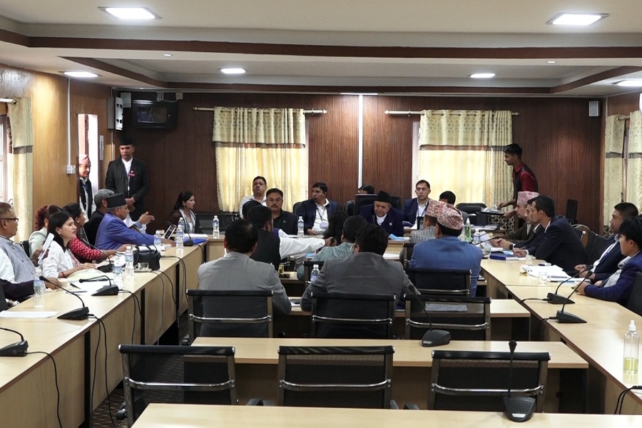 बजेट बनाउँदा मन्त्रीले आफूहरूसँग छलफल नगरेको सांसदहरूको गुनासो