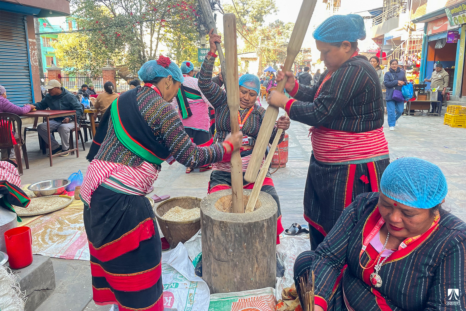 टोखामा ओखलमा चिउरा कुट्दै उद्यमी।