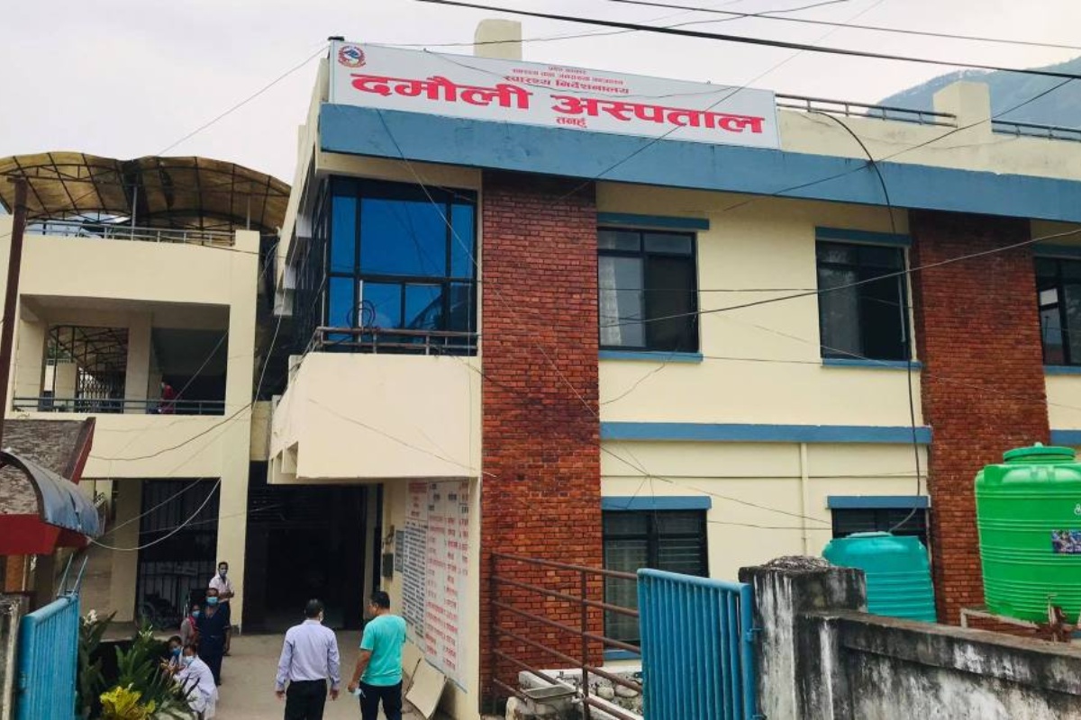 तनहुँको व्यासमा बढे डेंगीका बिरामी, अस्पतालको भुईंमा राखेर उपचार गरिँदै