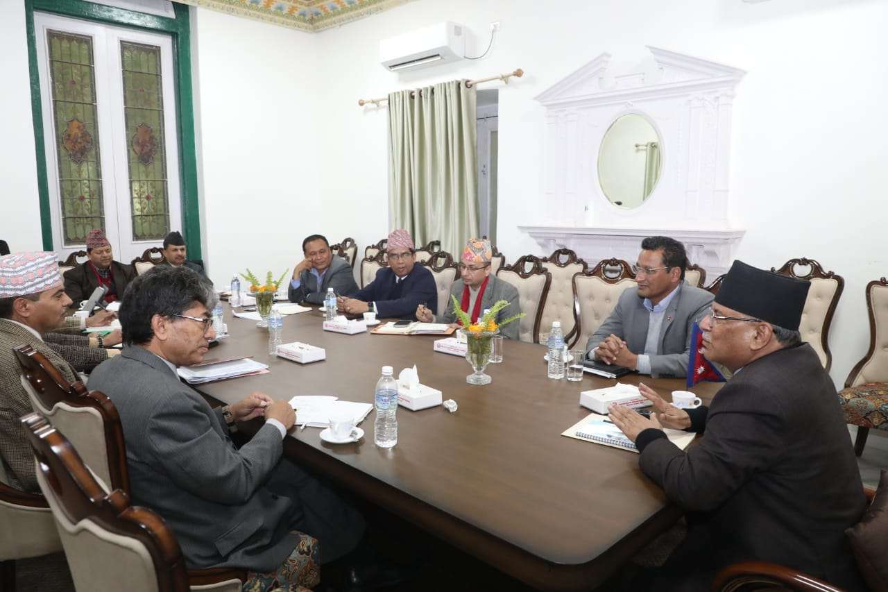 महसुल उठ्ने र उद्योग चल्ने विकल्पमा जानुपर्छ : प्रधानमन्त्री