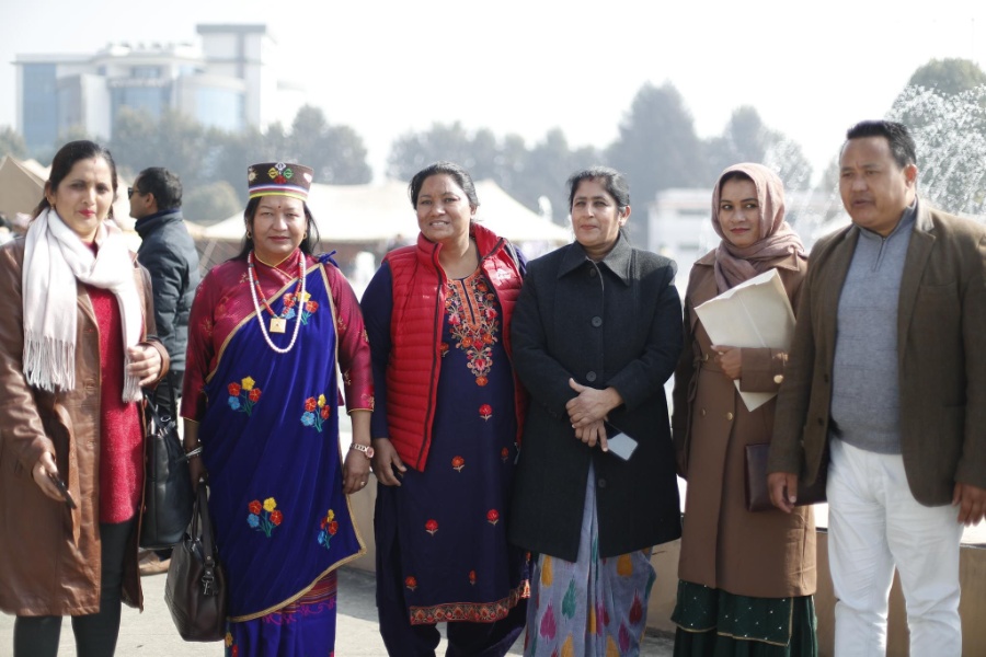 शपथका लागि संसद् भवनमा नवनिर्वाचित सांसदहरू