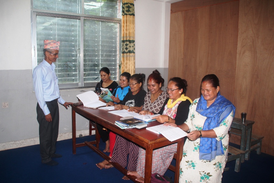 आमाहरूलाई पढाउँदै सेवानिवृत्त शिक्षक