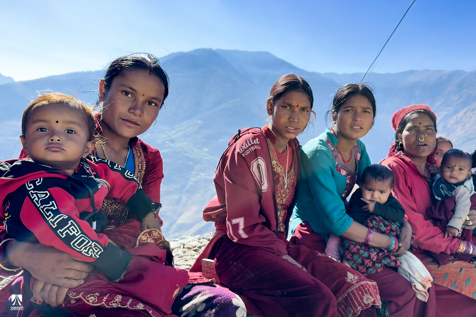 ‘बोझ’ले खसिरहेका पाठेघर, त्यसमै हारिरहेका आमाहरू