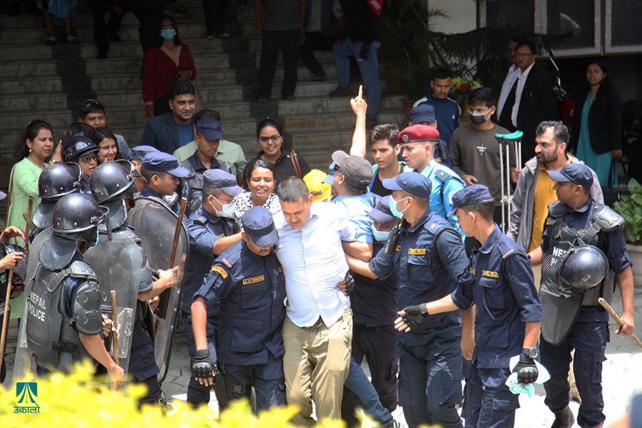 काठमाडौँ जिल्ला अदालतमा धर्ना बसेका उपप्राध्यापक चलाउने पक्राउ