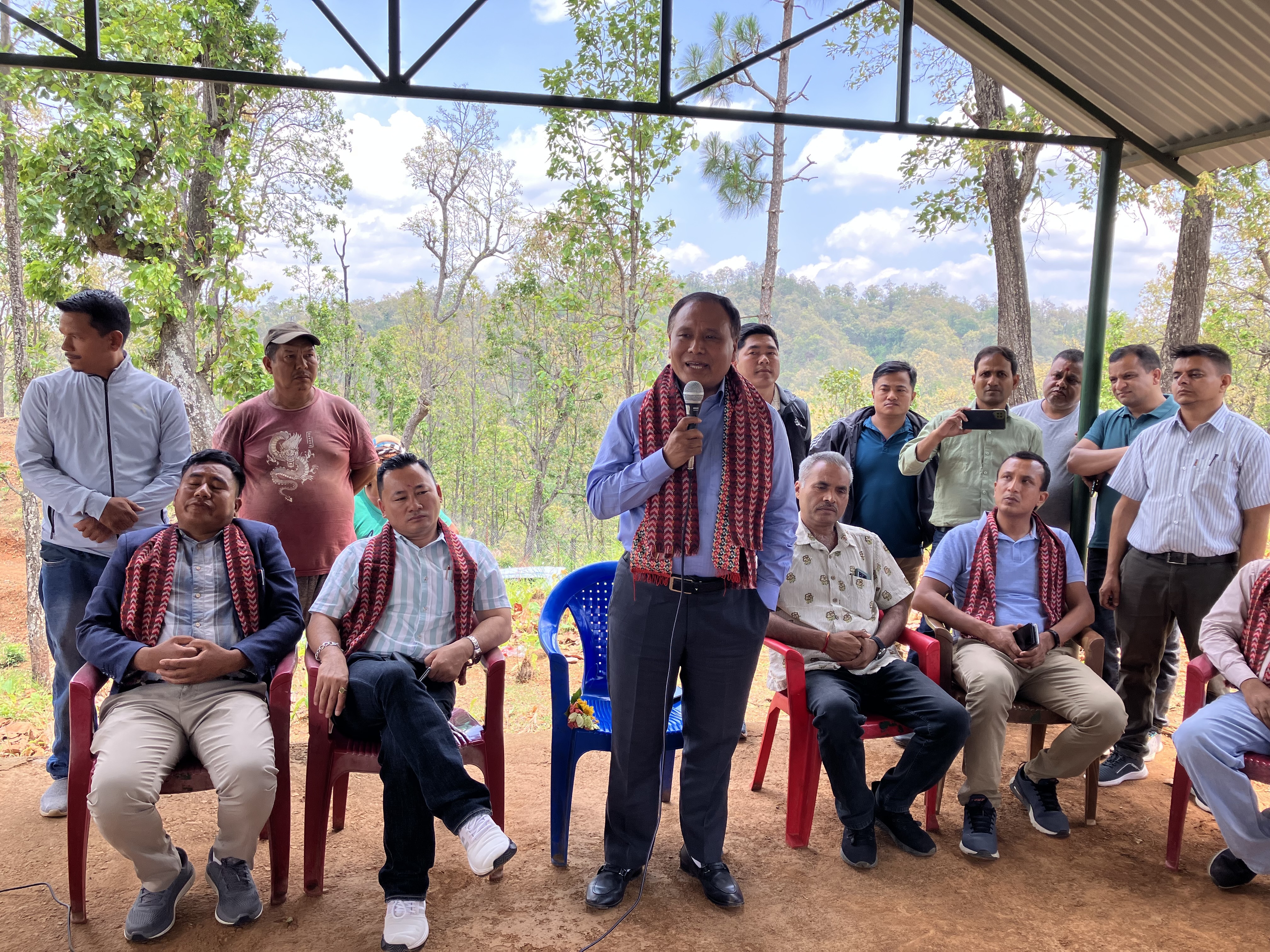 हेटौँडामा प्रसारण लाइनको तार फेर्न स्थानीयको अवरोध,  काम नरोक्न प्राधिकरणको आग्रह