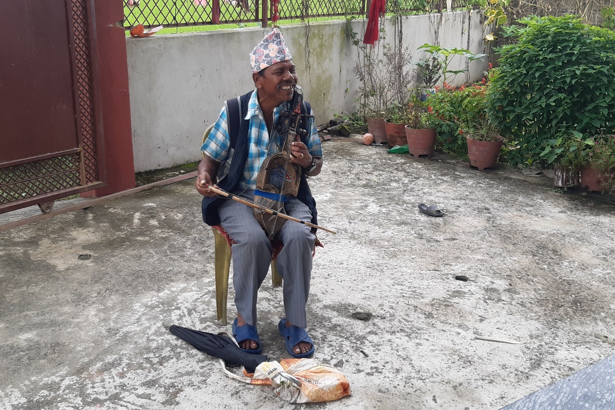 ५५ वर्षदेखि सारंगी रेट्दै रामबहादुर