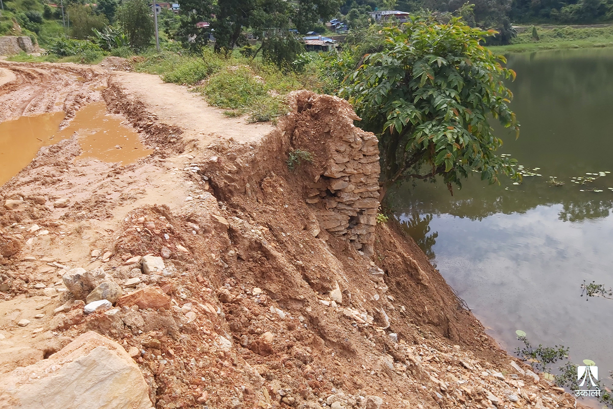 रूपाताल जोगाउन शुरू भएको परियोजनाबाटै ताल जोखिममा, सडक बनाउन जथाभाबी चलाइयो डोजर