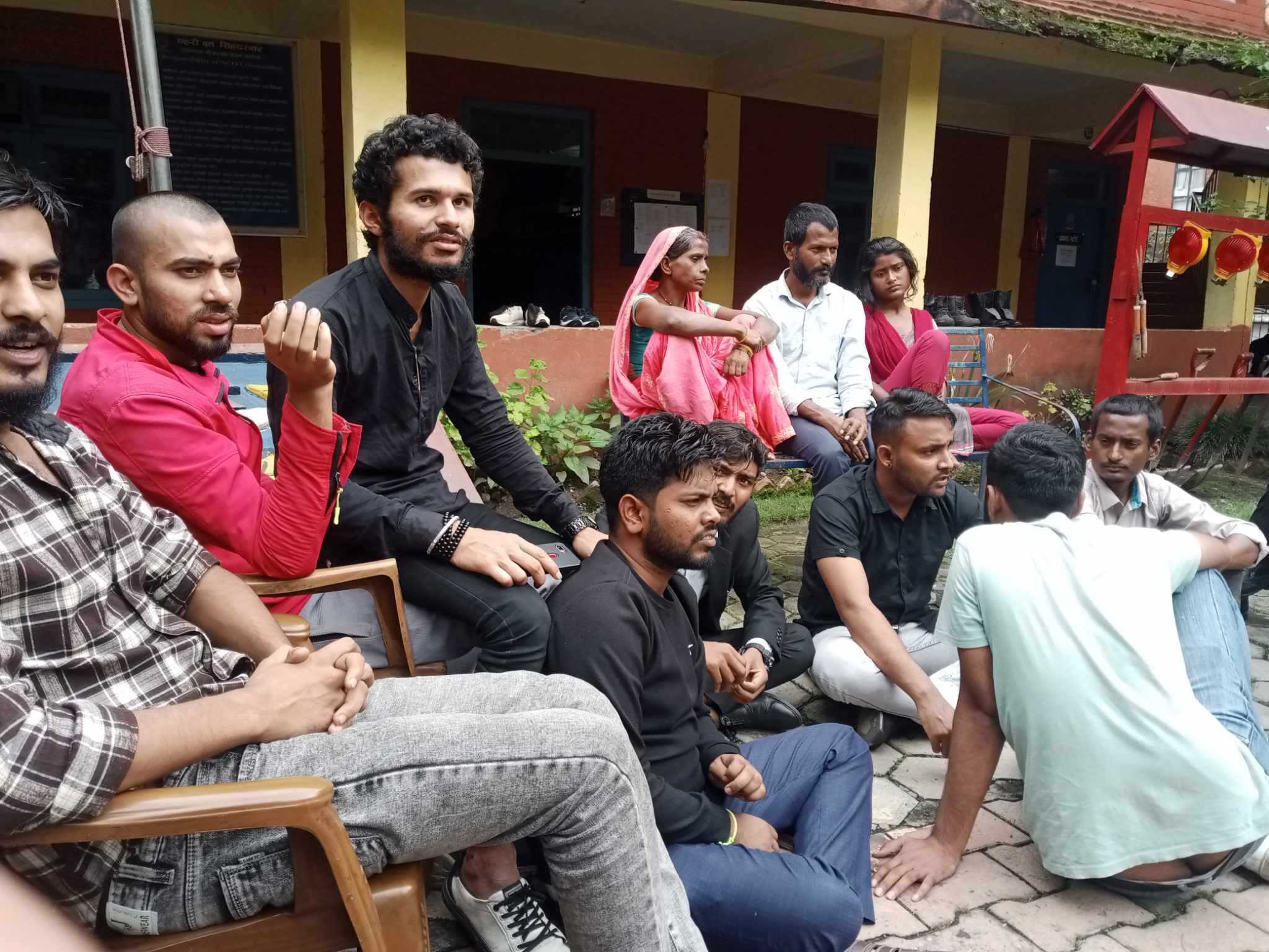 आरती साहका परिवारसहित २० जना प्रदर्शनकारी सिंहदरबार अगाडिबाट पक्राउ